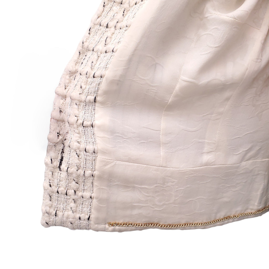 CHANEL CREAM AND BLACK TWEED JACKET WITH CC LUCITE BUTTONS - SIZE 42
