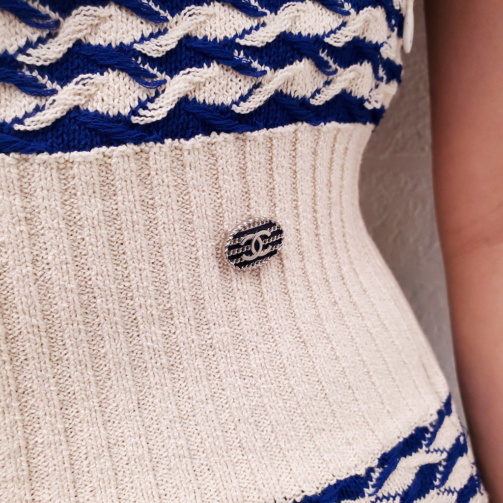 CHANEL CREAM AND BRIGHT BLUE KNIT SLEEVELESS DRESS WITH CINCHED WAIST AND LOGO DETAIL - SIZE 36