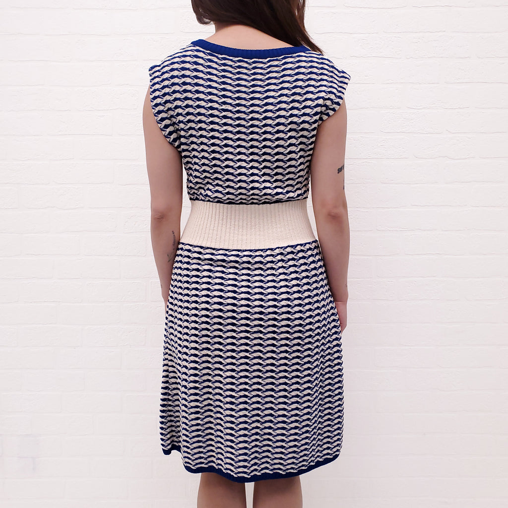 CHANEL CREAM AND BRIGHT BLUE KNIT SLEEVELESS DRESS WITH CINCHED WAIST AND LOGO DETAIL - SIZE 36