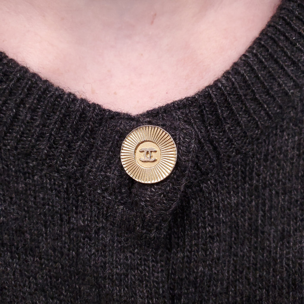 CHANEL GREY CASHMERE CARDIGAN WITH CHANEL GOLD LOGO BUTTONS - SIZE M