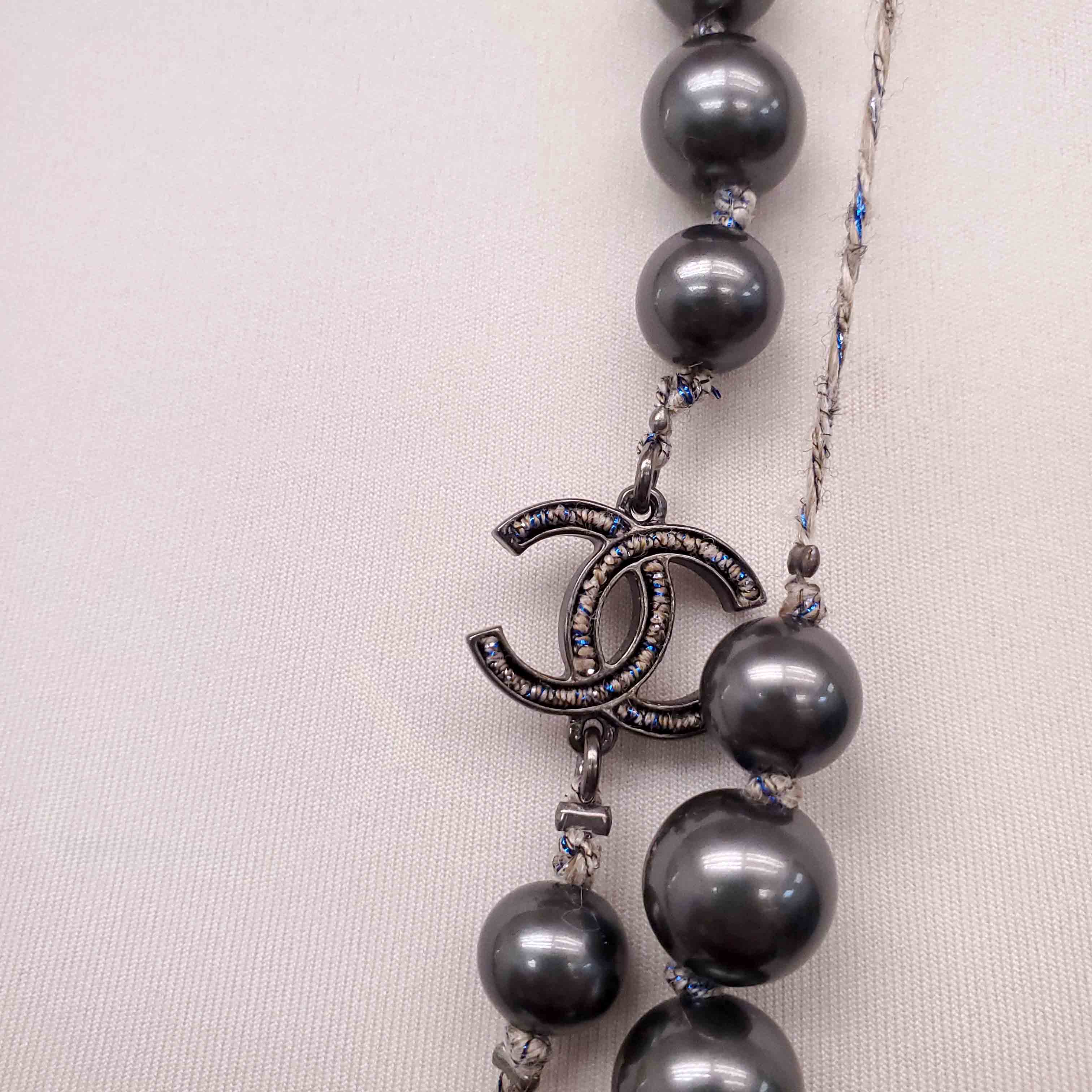 CHANEL GREY PEARL NECKLACE WITH METALLIC STRING DETAIL