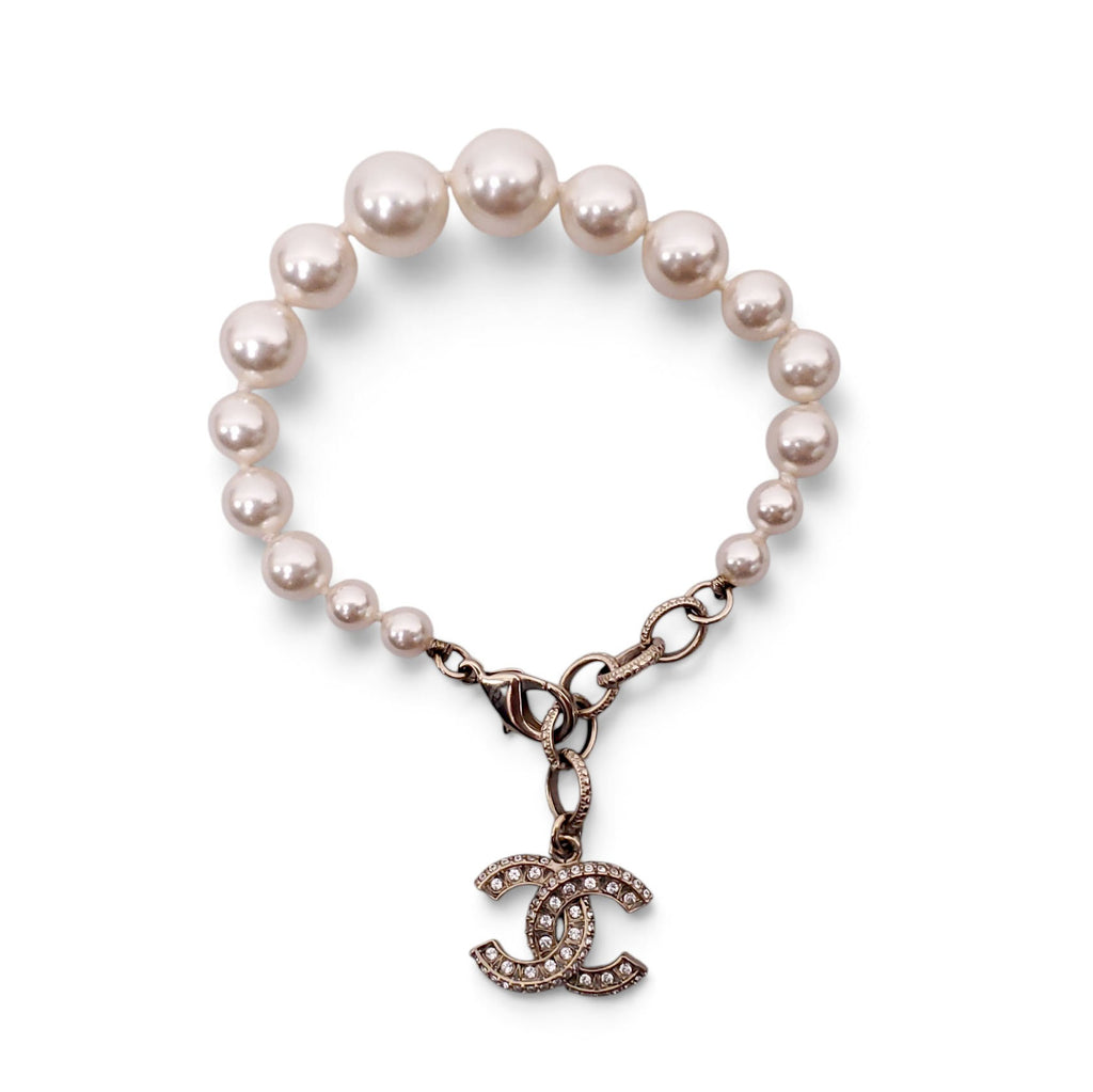 CHANEL PEARL BRACELET WITH CRYSTAL LOGO