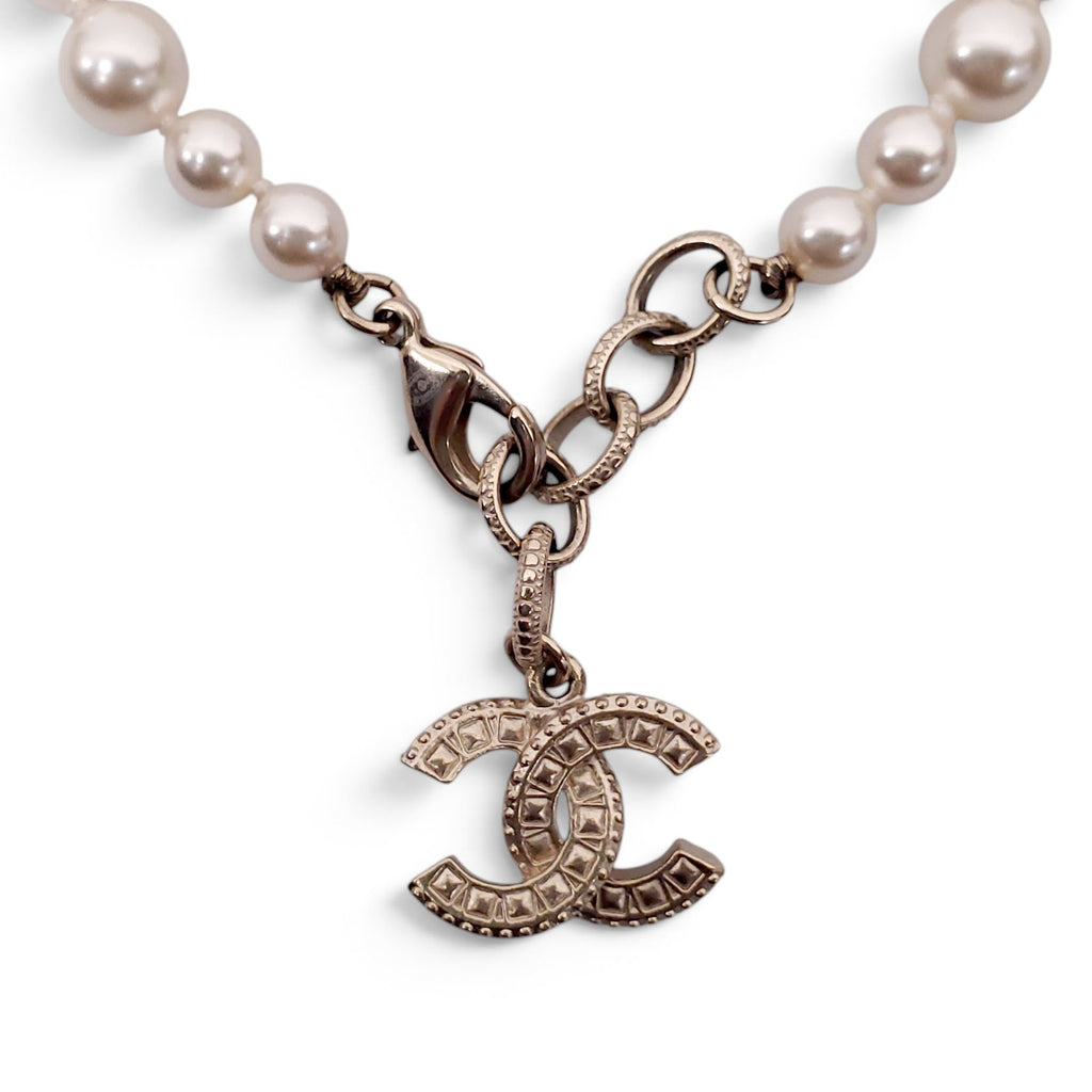 CHANEL PEARL BRACELET WITH CRYSTAL LOGO