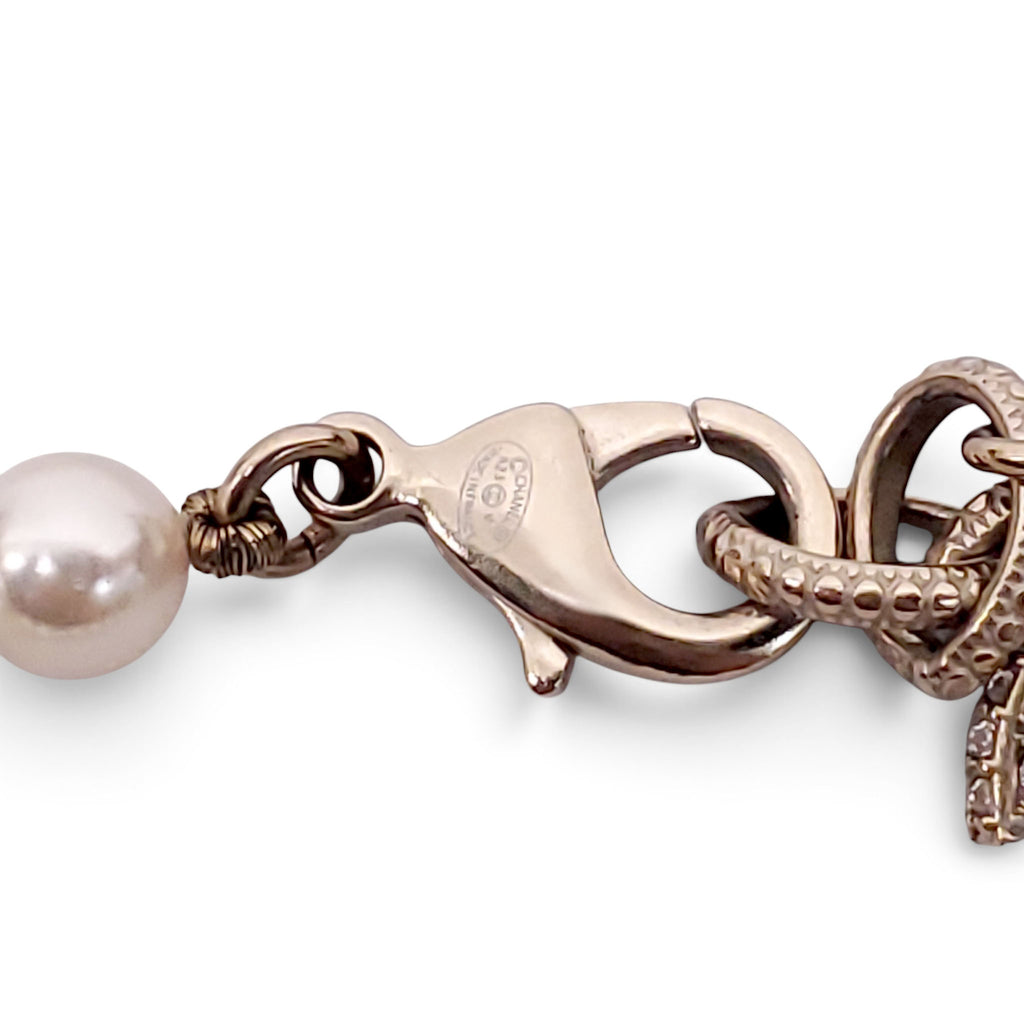 CHANEL PEARL BRACELET WITH CRYSTAL LOGO