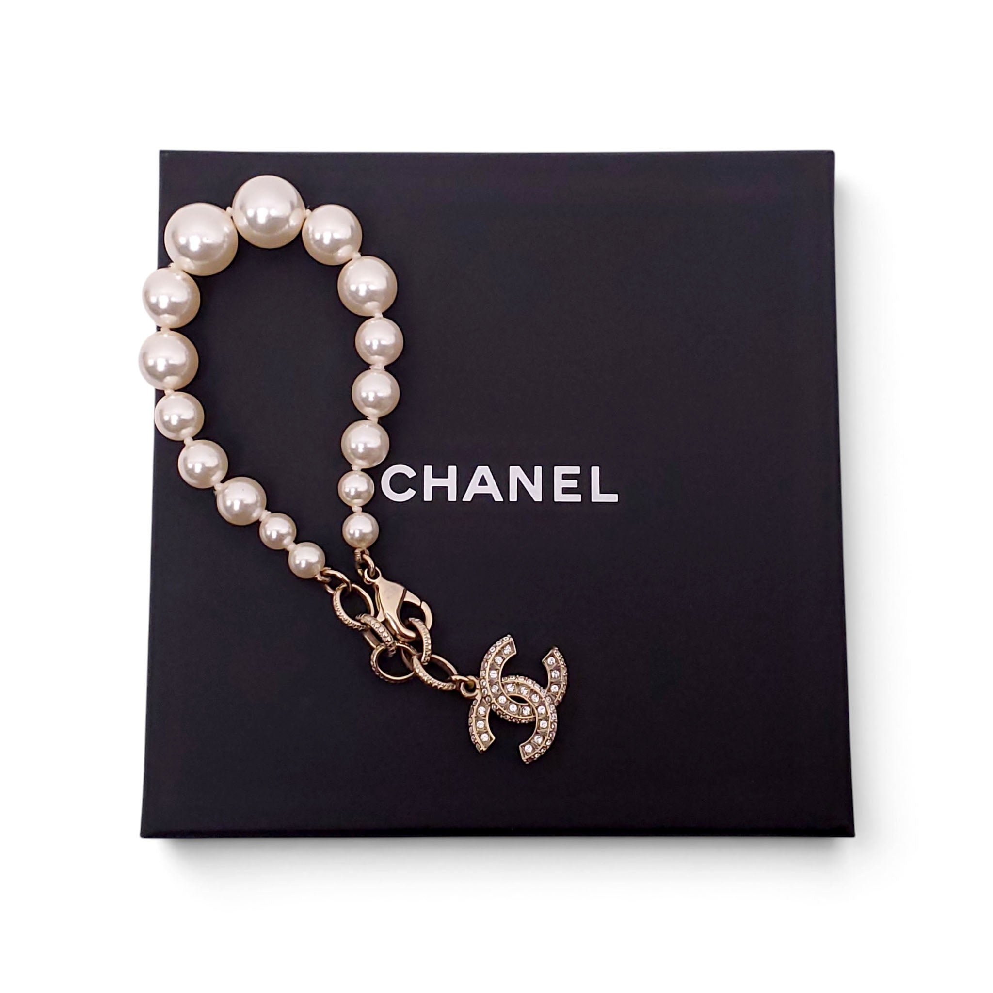 CHANEL PEARL BRACELET WITH CRYSTAL LOGO