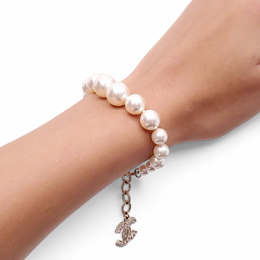 CHANEL PEARL BRACELET WITH CRYSTAL LOGO