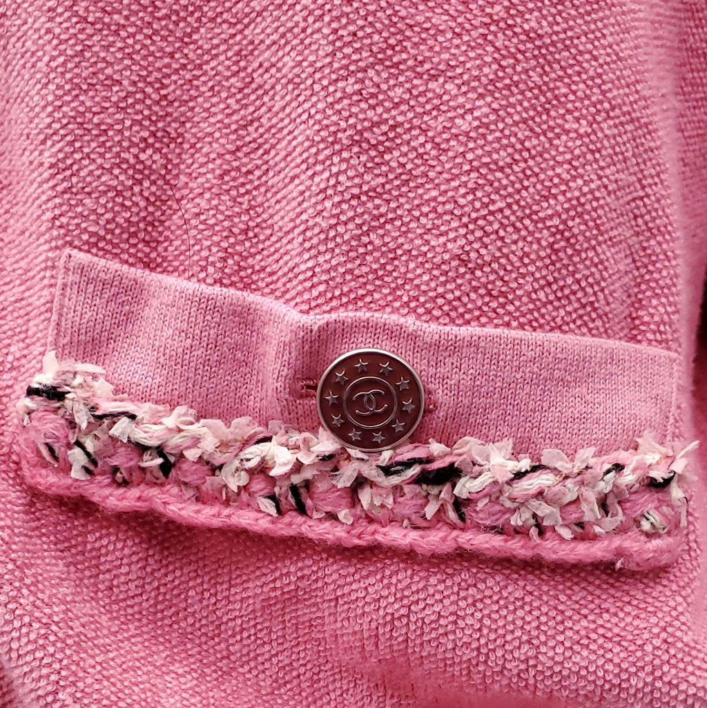 CHANEL PINK CARDIGAN WITH BURGUNDY LOGO BUTTON - SIZE 40