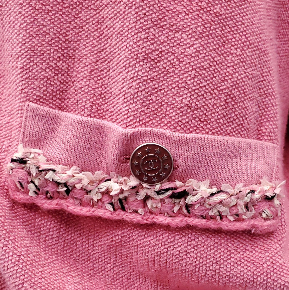 CHANEL PINK CARDIGAN WITH BURGUNDY LOGO BUTTON - SIZE 40