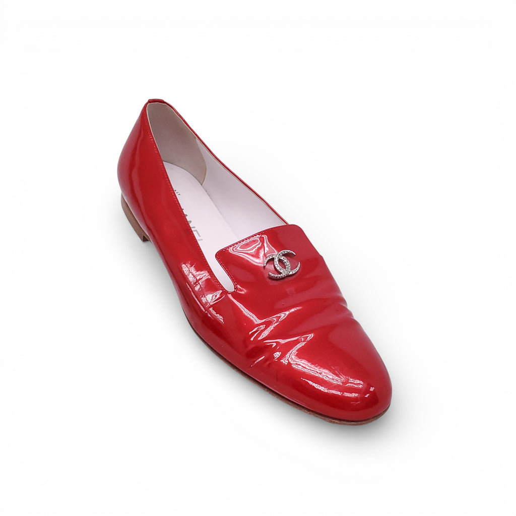 CHANEL RED PATENT FLATS WITH CRYSTAL CC LOGO - SIZE 38.5