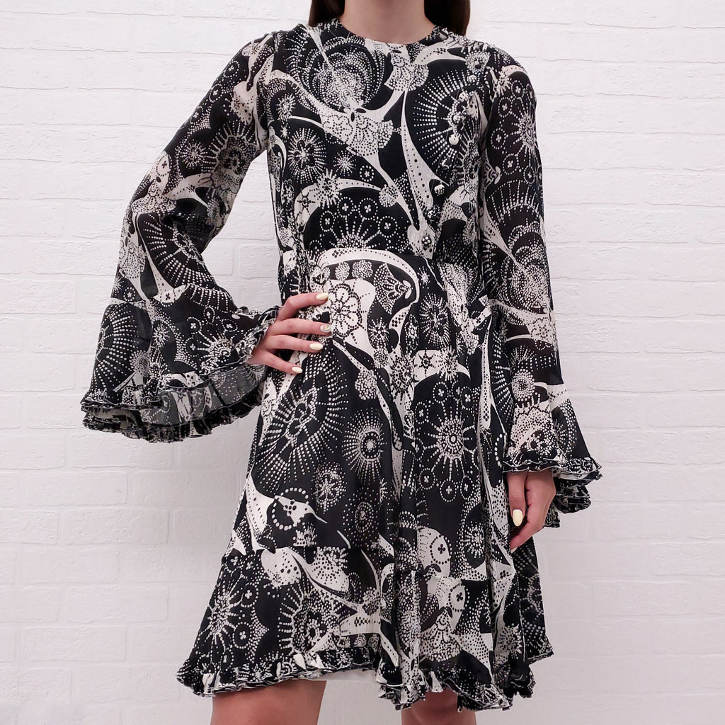 CHLOÉ BLACK AND WHITE SILK AND COTTON PRINTED BELL SLEEVE DRESS - SIZE 36