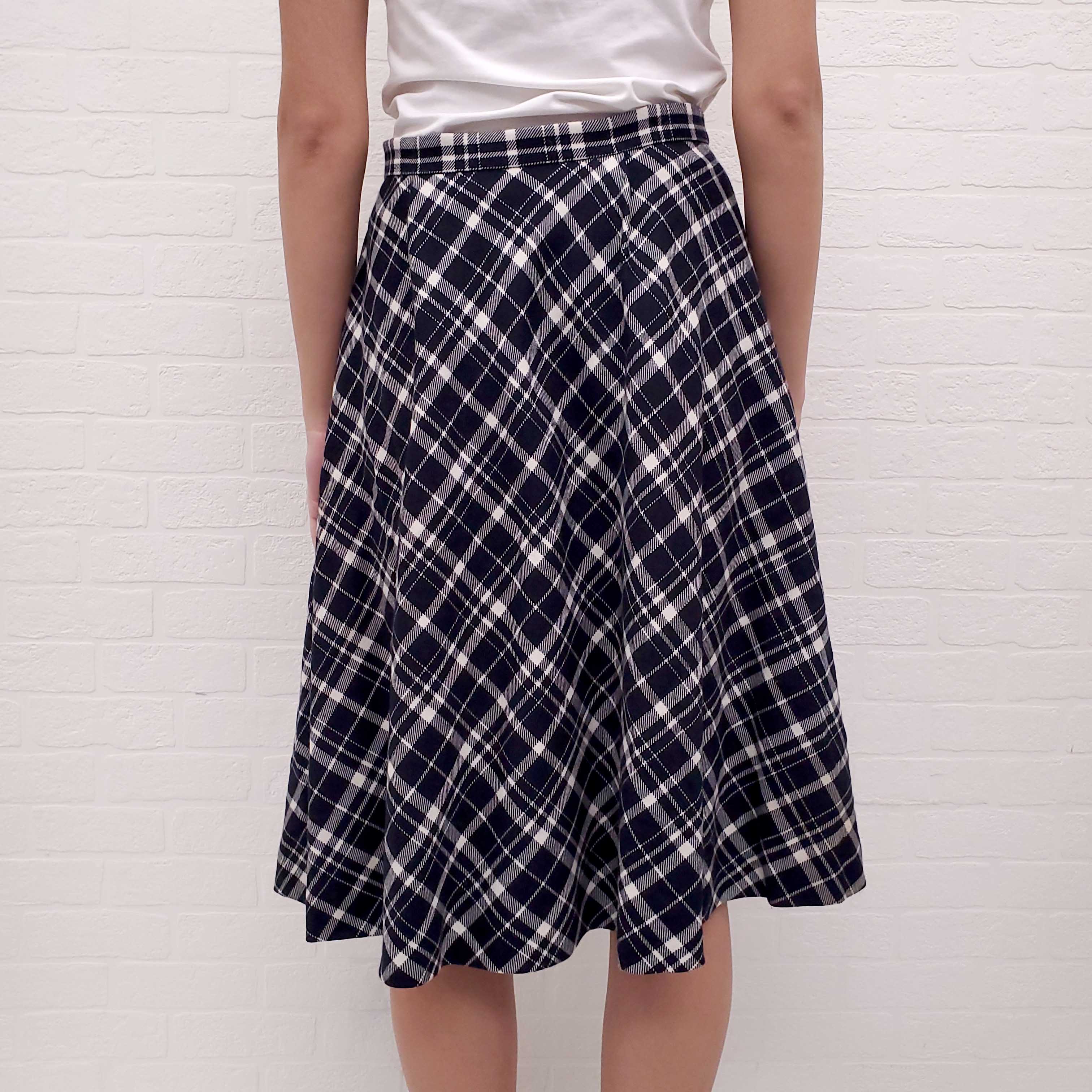 CHRISTIAN DIOR NAVY AND WHITE PLAID SKIRT - SIZE 8