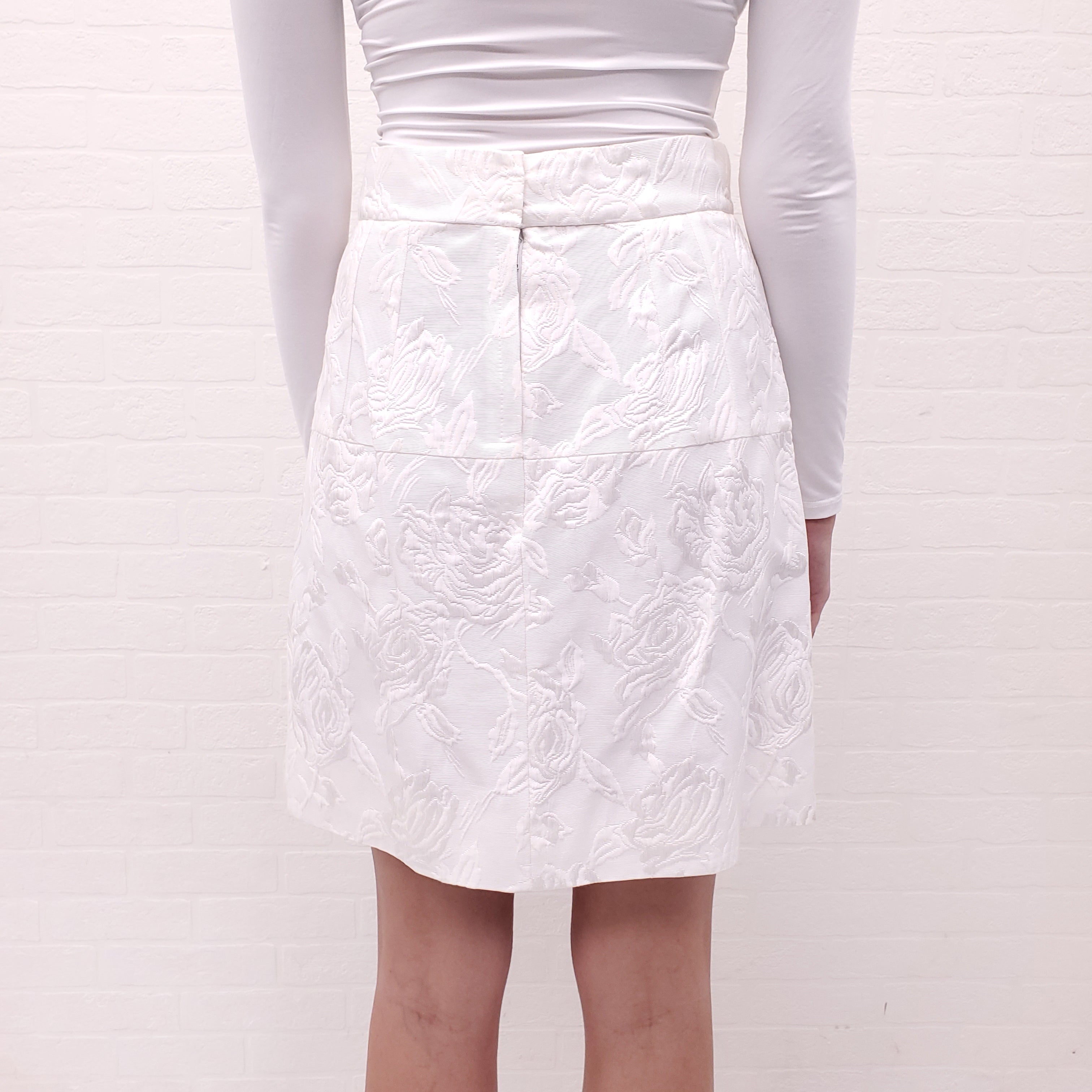 DOLCE & GABBANA WHITE SHADOW STITCH SKIRT WITH FLORAL BUTTONS -  SIZE 40