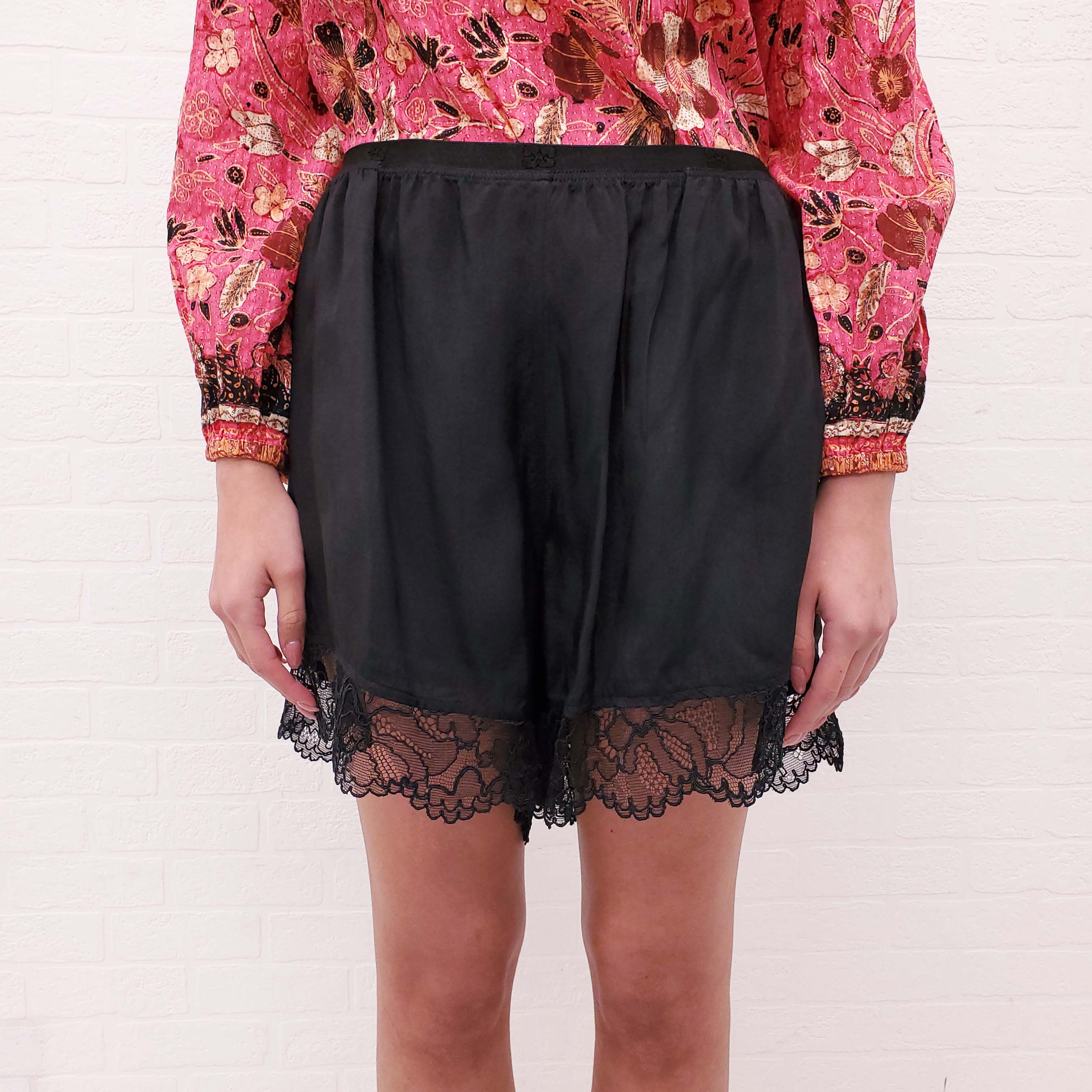 GANNI SHORTS WITH LACE DETAIL AND ELASTIC WAIST - SIZE L