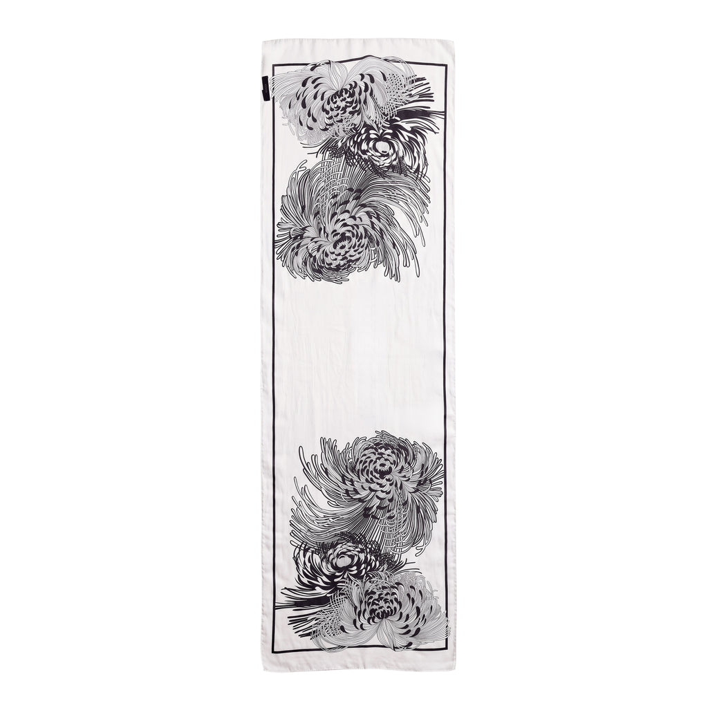 GUCCI BLACK AND WHITE LARGE FABRIC FLORAL SHAWL