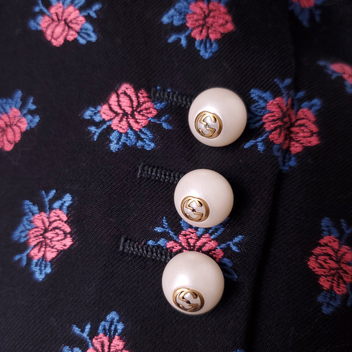 GUCCI BLACK FLORAL BLAZER WITH PEARL LOGO BUTTONS - SIZE 42