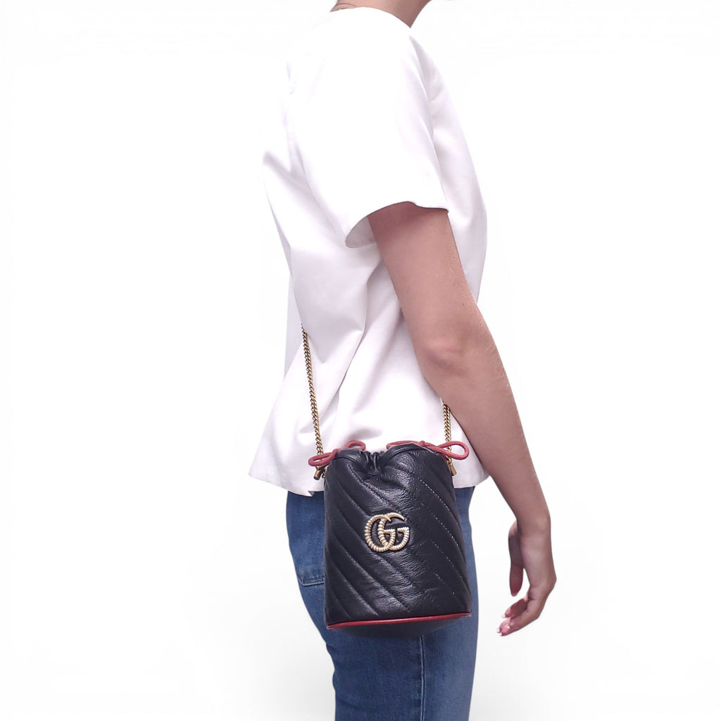 GUCCI BLACK LEATHER LOGO BUCKET BAG