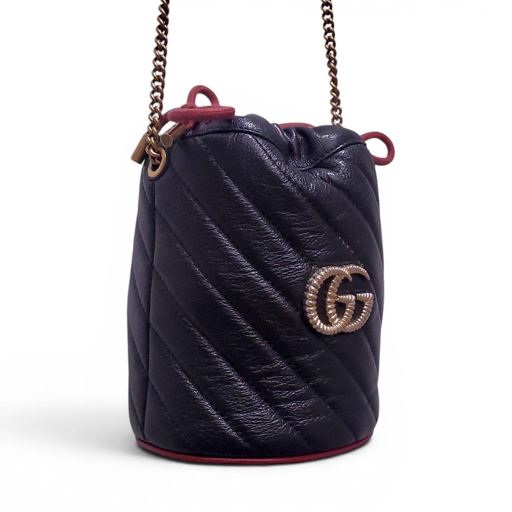 GUCCI BLACK LEATHER LOGO BUCKET BAG