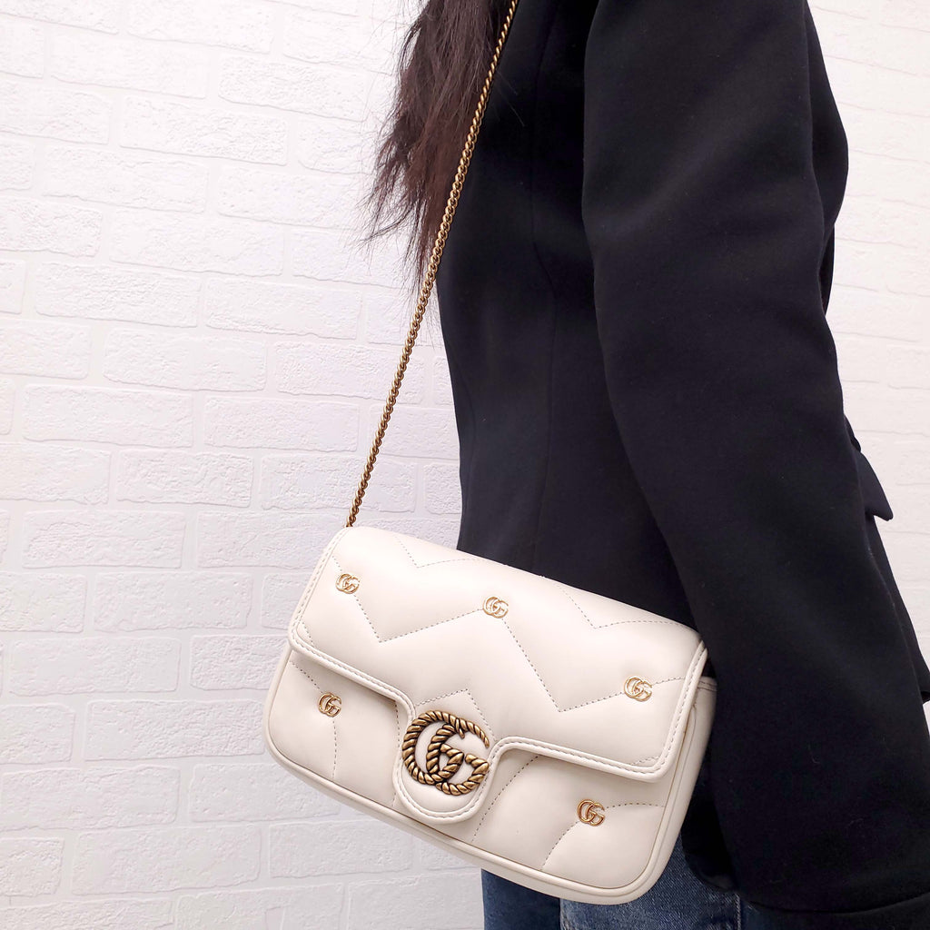 GUCCI GG MARMONT SMALL SHOULDER BAG IN IVORY WITH GG GOLD LOGOS