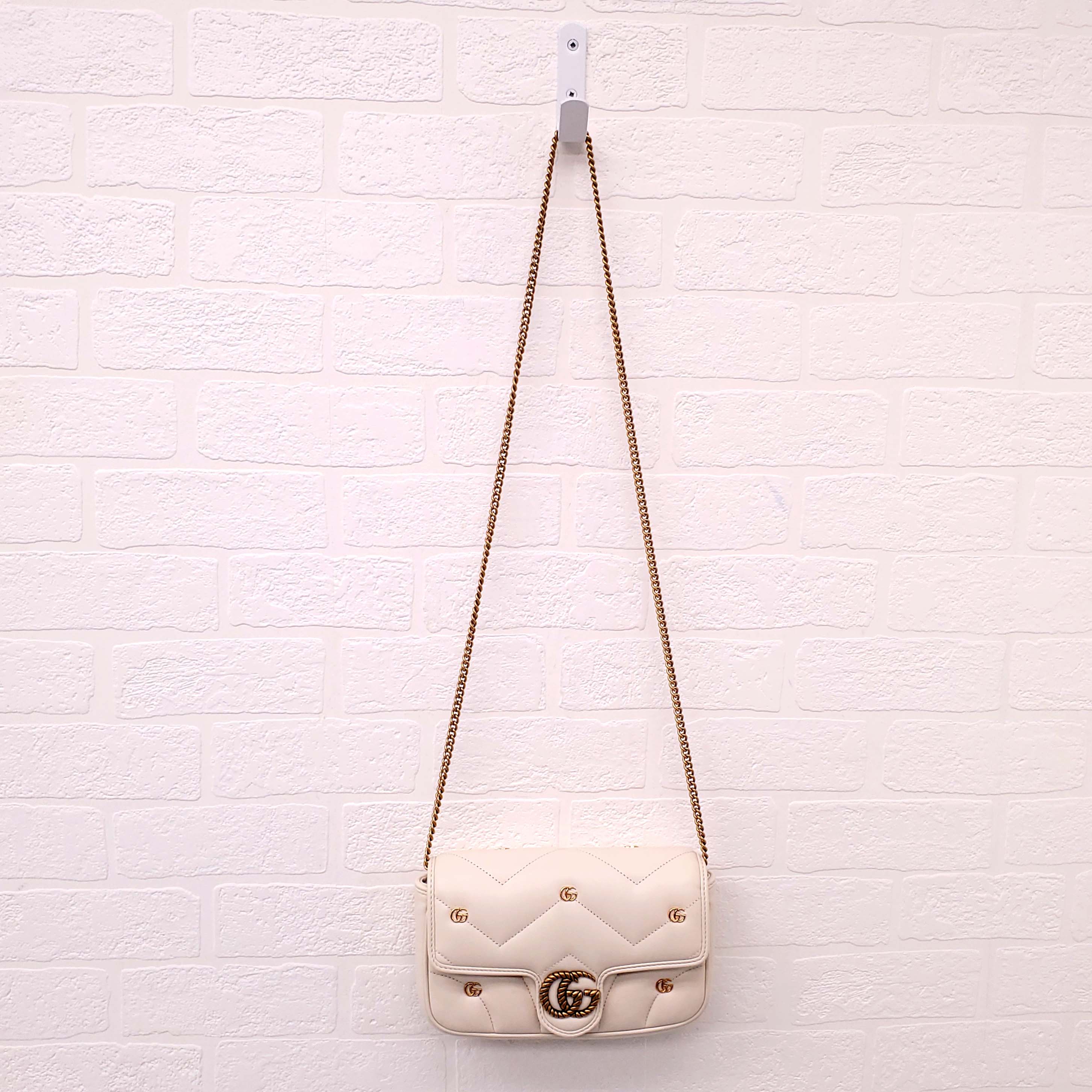 GUCCI GG MARMONT SMALL SHOULDER BAG IN IVORY WITH GG GOLD LOGOS