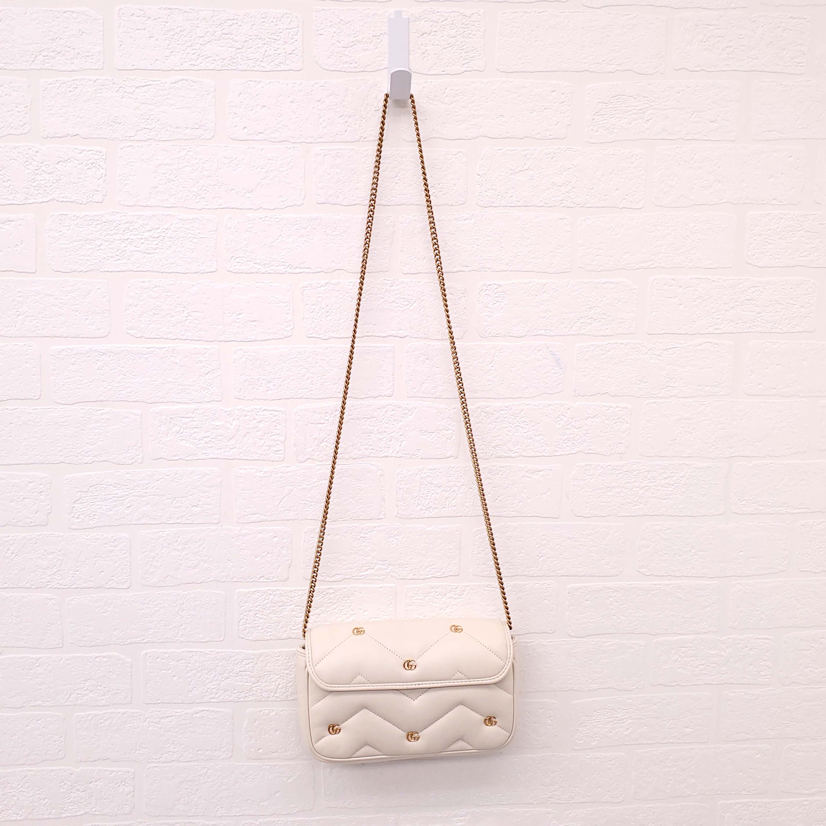 GUCCI GG MARMONT SMALL SHOULDER BAG IN IVORY WITH GG GOLD LOGOS