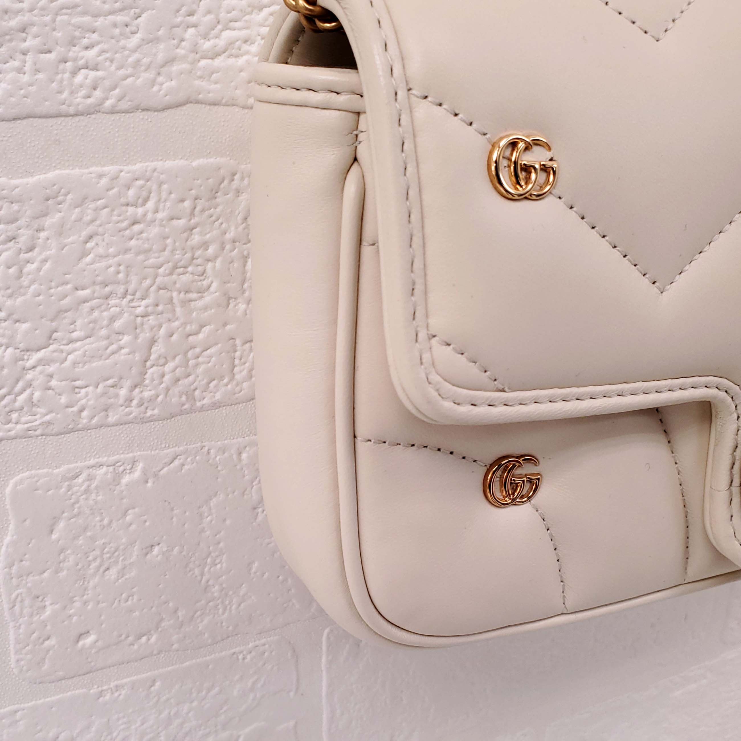 GUCCI GG MARMONT SMALL SHOULDER BAG IN IVORY WITH GG GOLD LOGOS