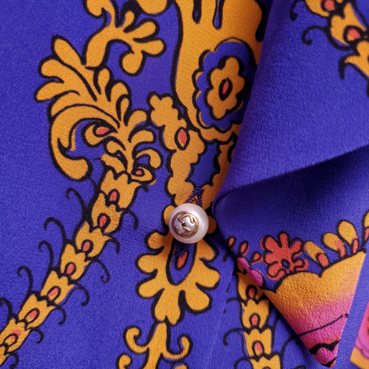GUCCI PURPLE PAISLEY SILK TIE BLOUSE WITH PEARL LOGO BUTTONS - SIZE 44
