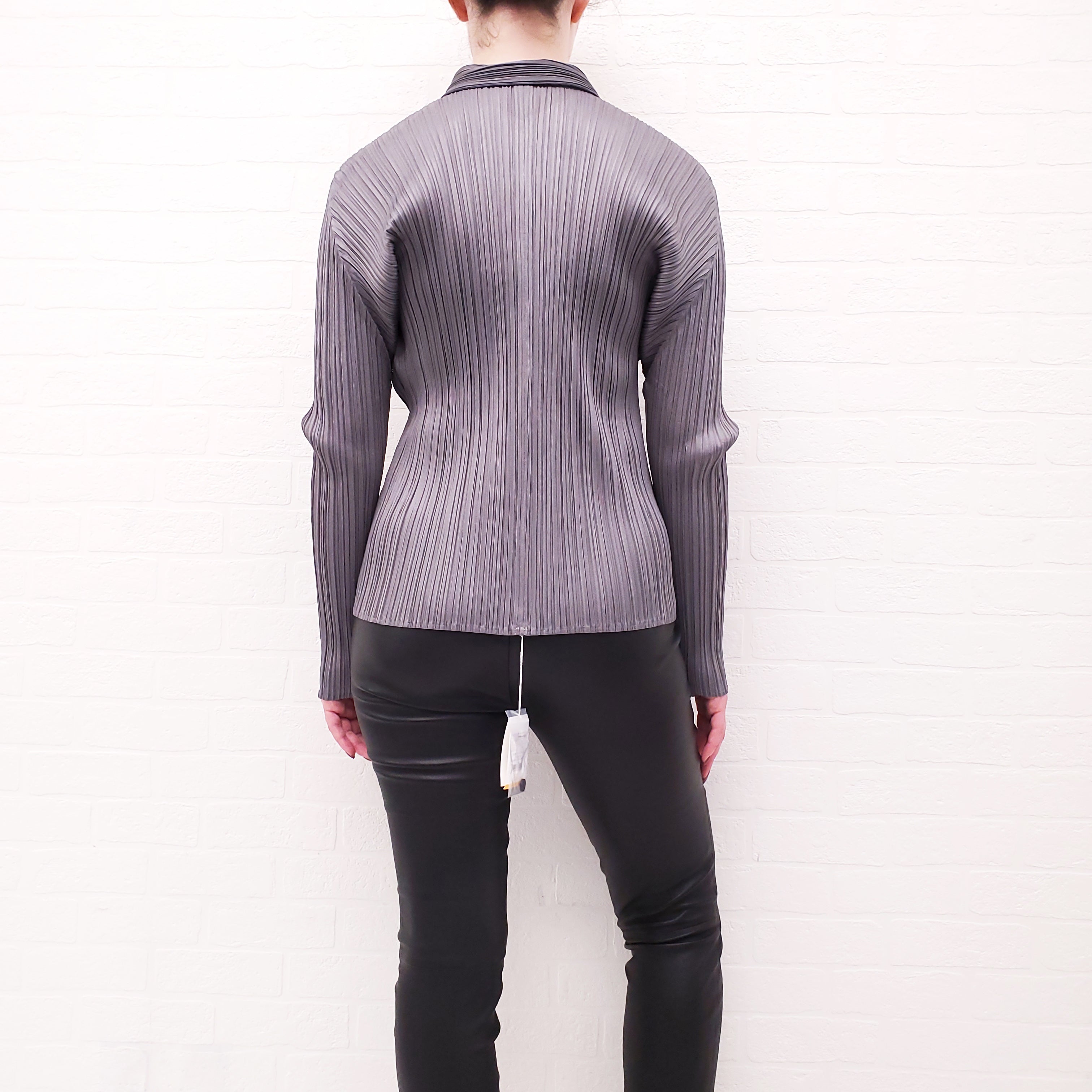 ISSEY MIYAKE GREY PLEATED BUTTON UP SHIRT - SIZE 5 (XL)