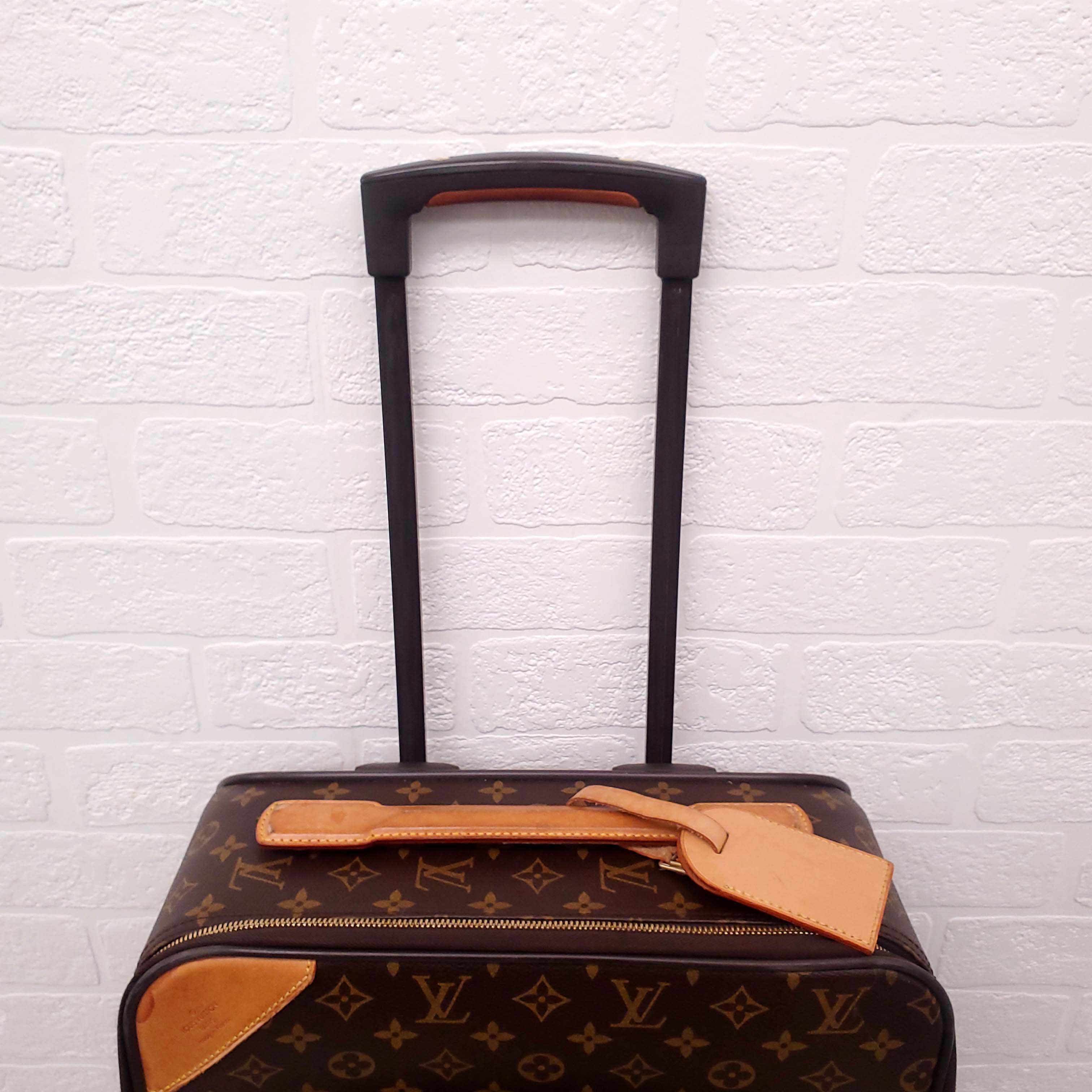LOUIS VUITTON MONOGRAM ROLLING CARRY ON SUITCASE