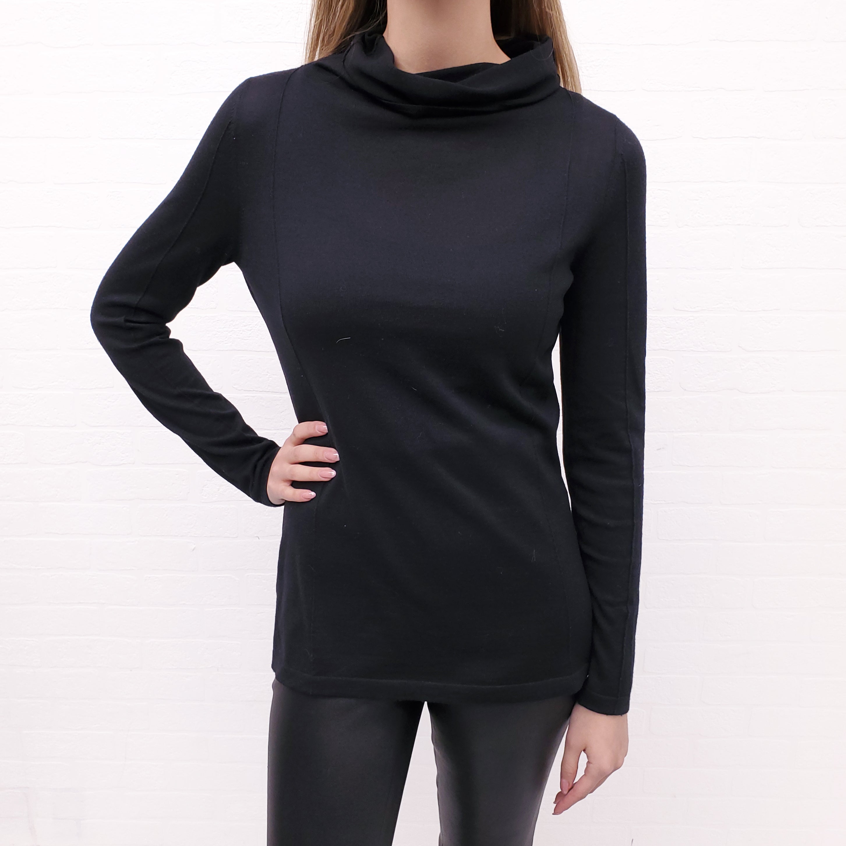 MAISON MARGIELA BLACK TURTLENECK SWEATER WITH LOGO DETAIL - SIZE M
