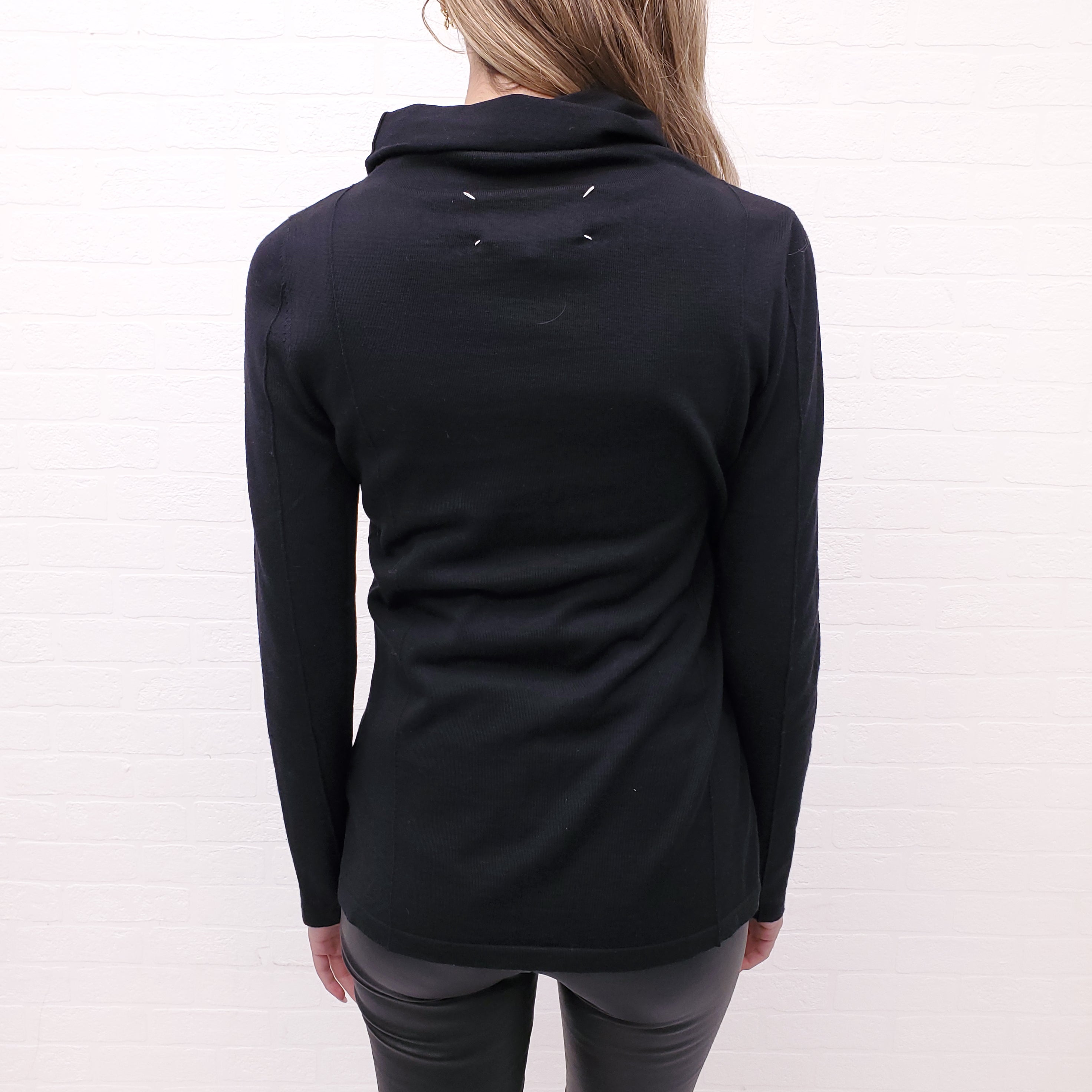 MAISON MARGIELA BLACK TURTLENECK SWEATER WITH LOGO DETAIL - SIZE M