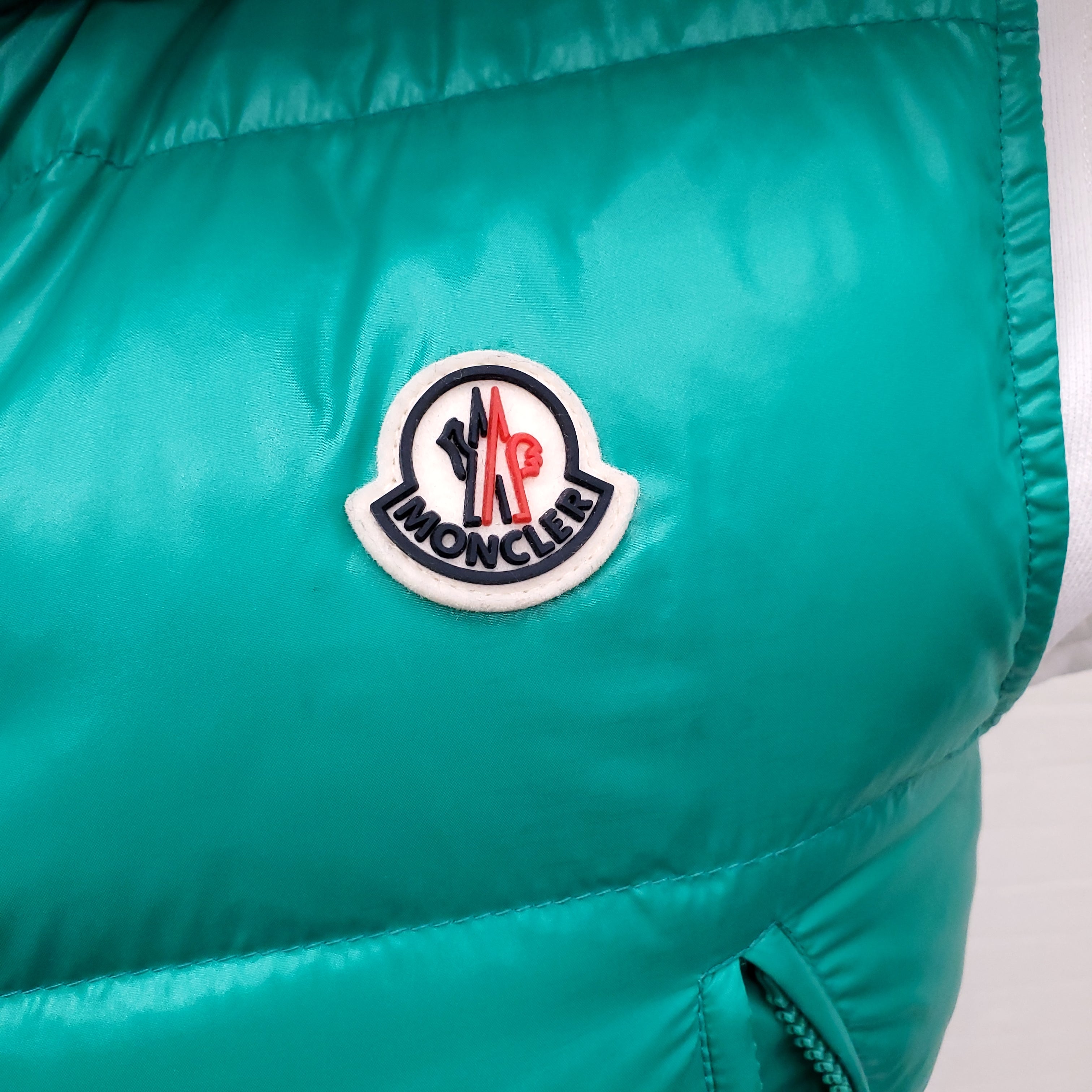 MONCLER GREEN AND BLACK CROPPED PUFFER VEST WITH LOGO - SIZE 1/S