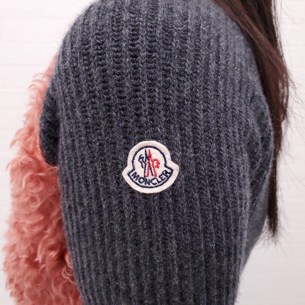 MONCLER GREY SHORT SLEEVE SWEATER WITH PINK FAUX FUR AND LOGO DETAIL - SIZE S