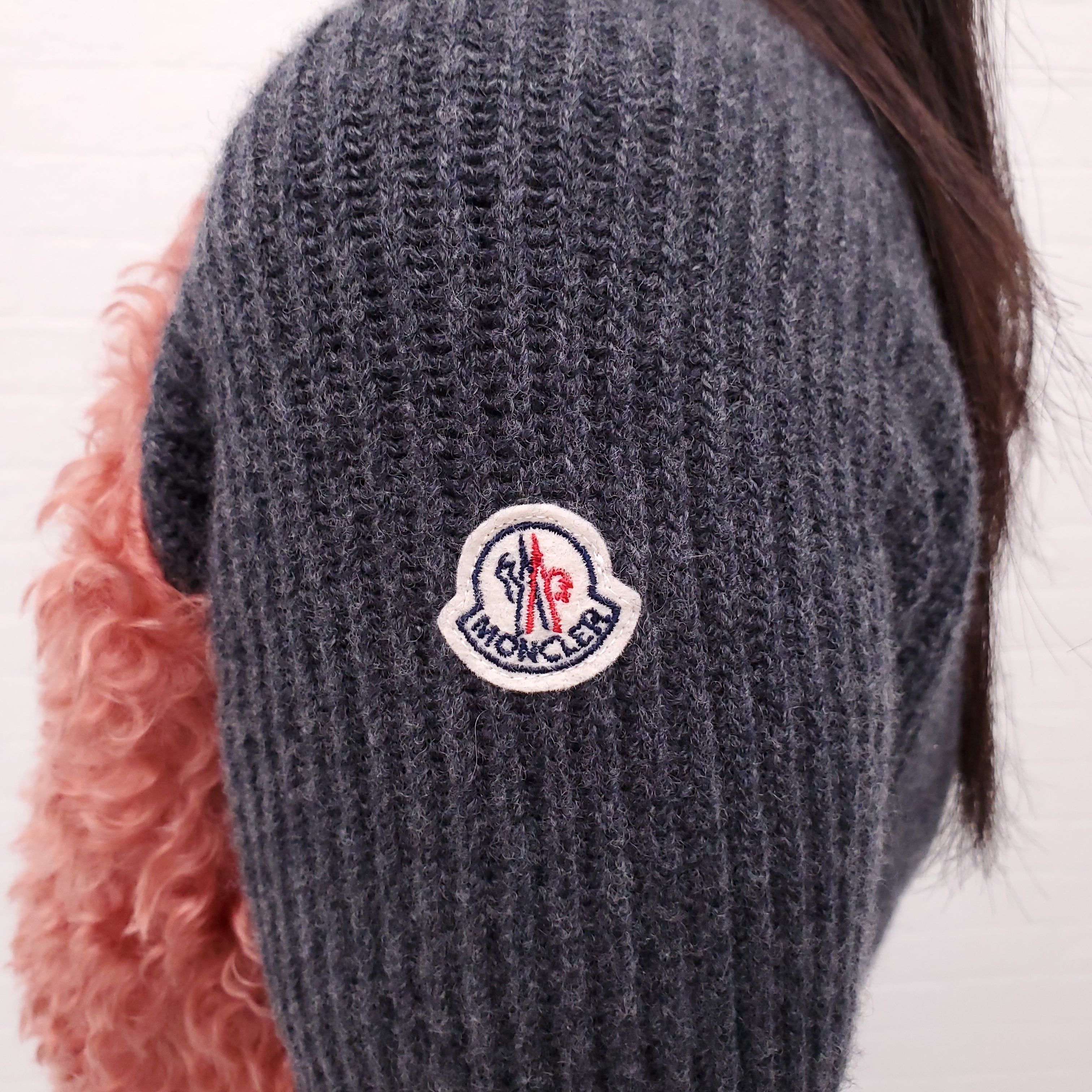 MONCLER GREY SHORT SLEEVE SWEATER WITH PINK FAUX FUR AND LOGO DETAIL - SIZE S