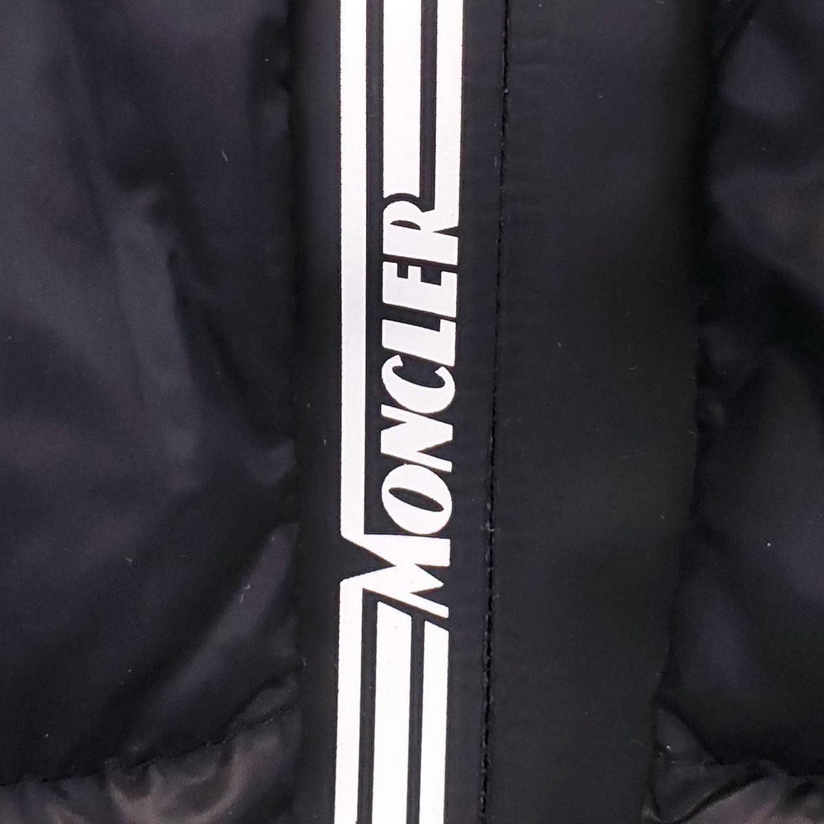 MONCLER HOODED SHORT DOWN JACKET WITH STRIPED DETAIL - SIZE 4