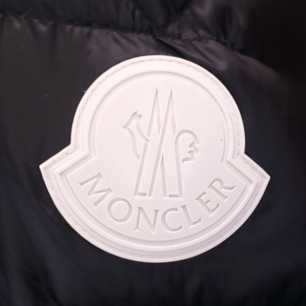 MONCLER HOODED SHORT DOWN JACKET WITH STRIPED DETAIL - SIZE 4