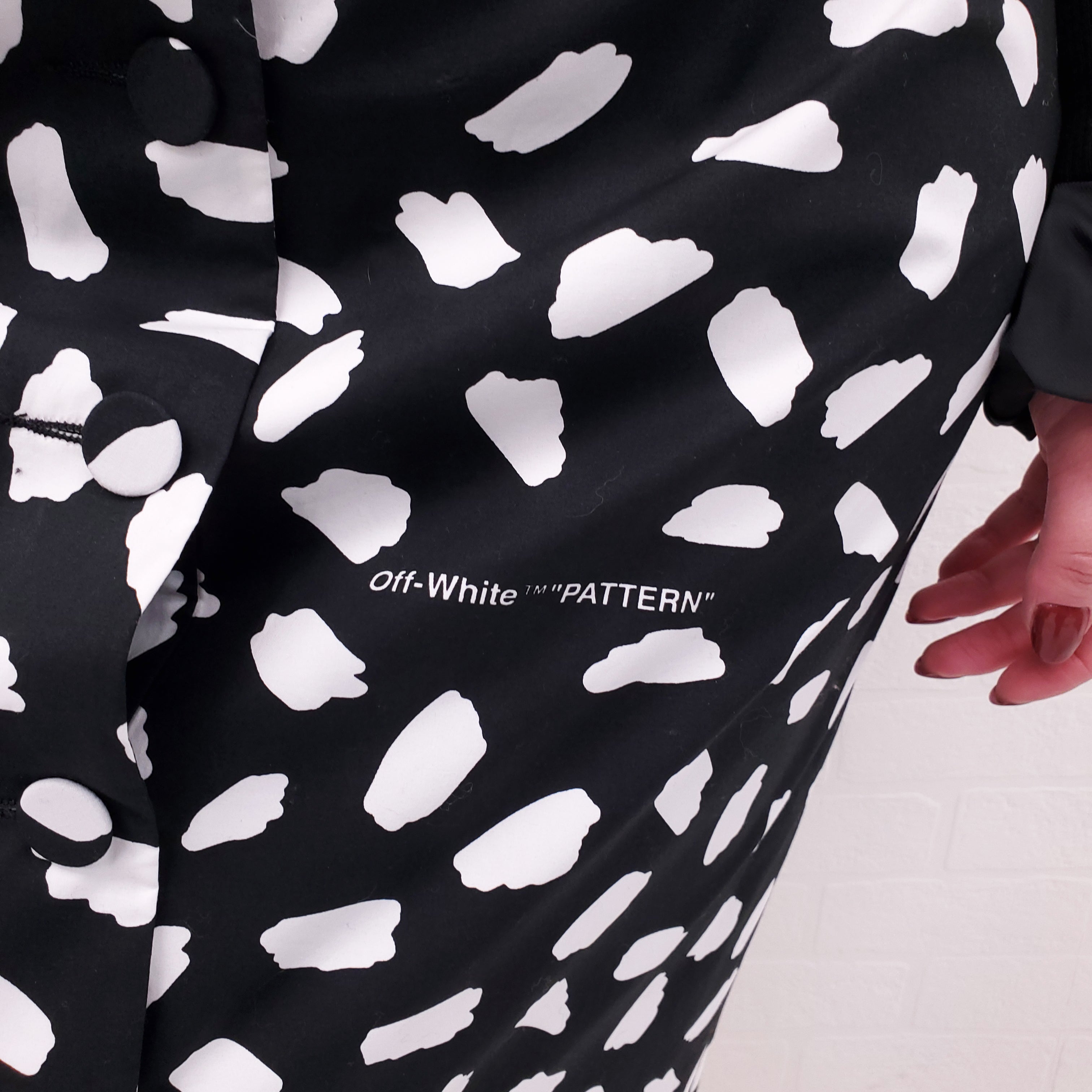 OFF-WHITE BLACK AND WHITE PATTERN LOGO SKIRT WITH BUTTONS - SIZE 46