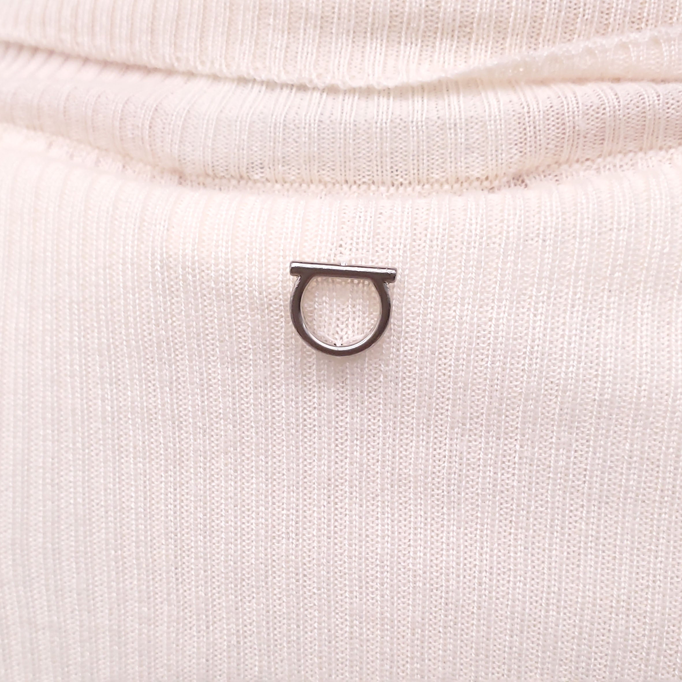 SALVATORE FERRAGAMO CREAM RIBBED TURTLENECK SWEATER - SIZE L