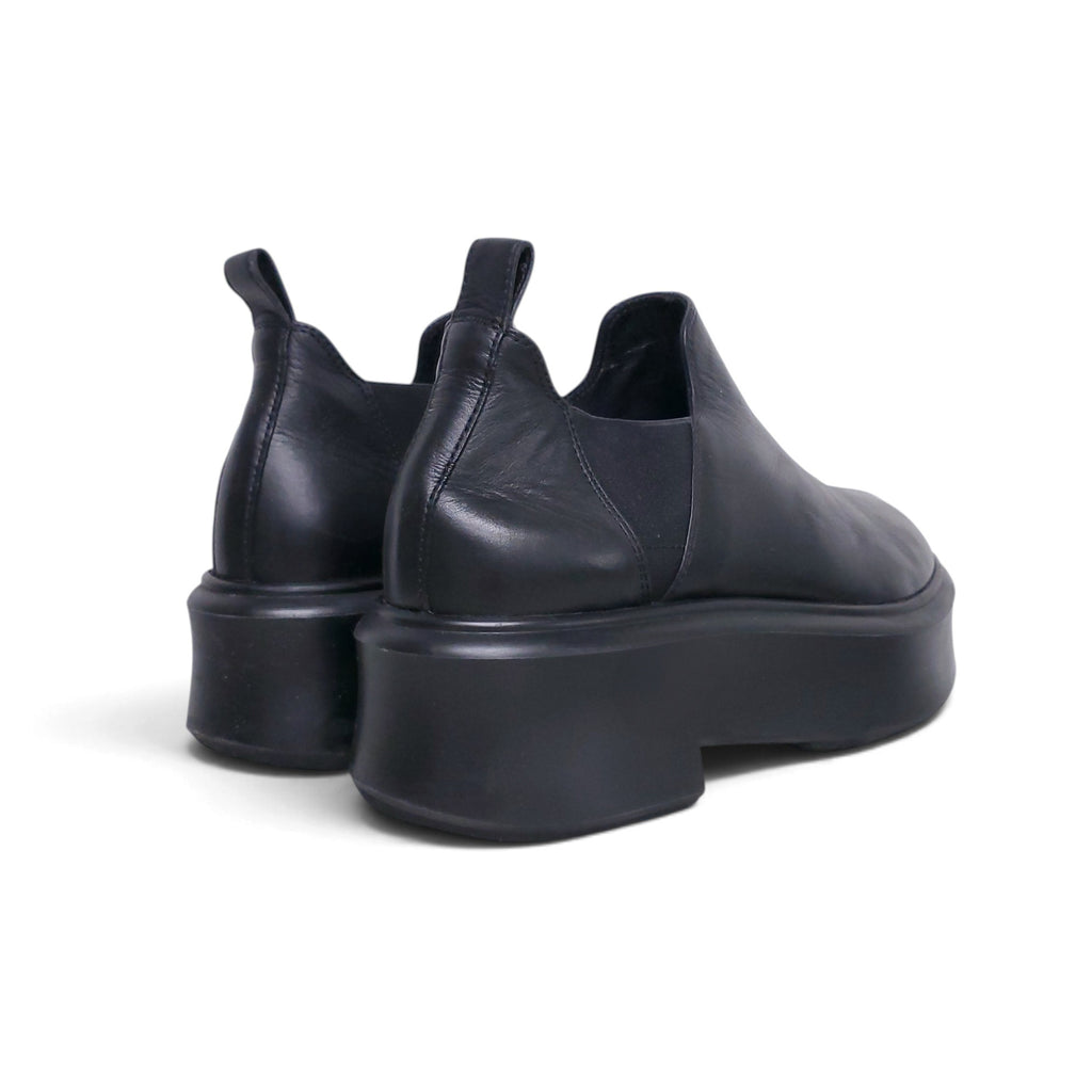 THE ROW BLACK ROBIN LEATHER CHElSEA BOOTS - SIZE 38