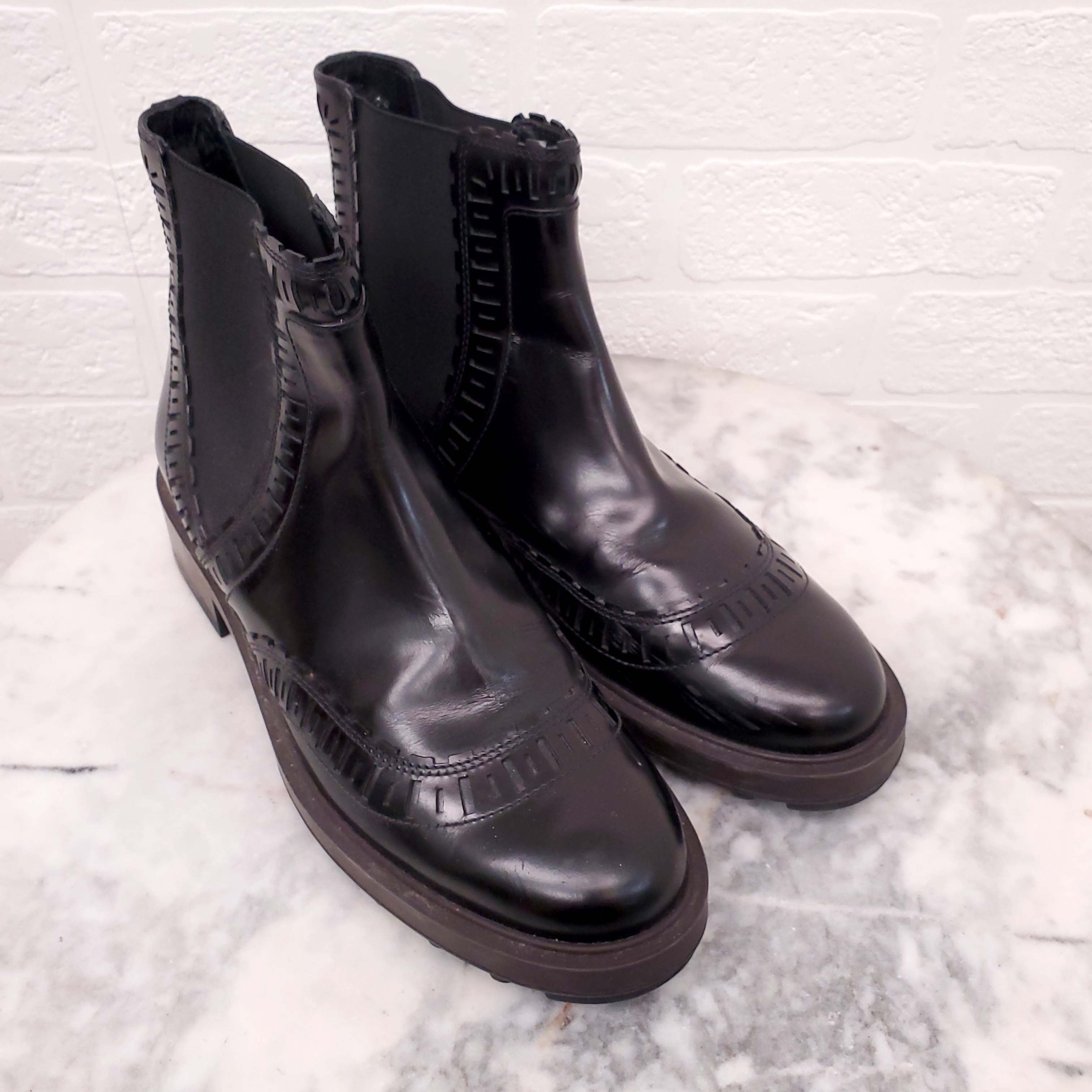 TOD'S BLACK LEATHER LASER CUT CHELSEA BOOTS - SIZE 38