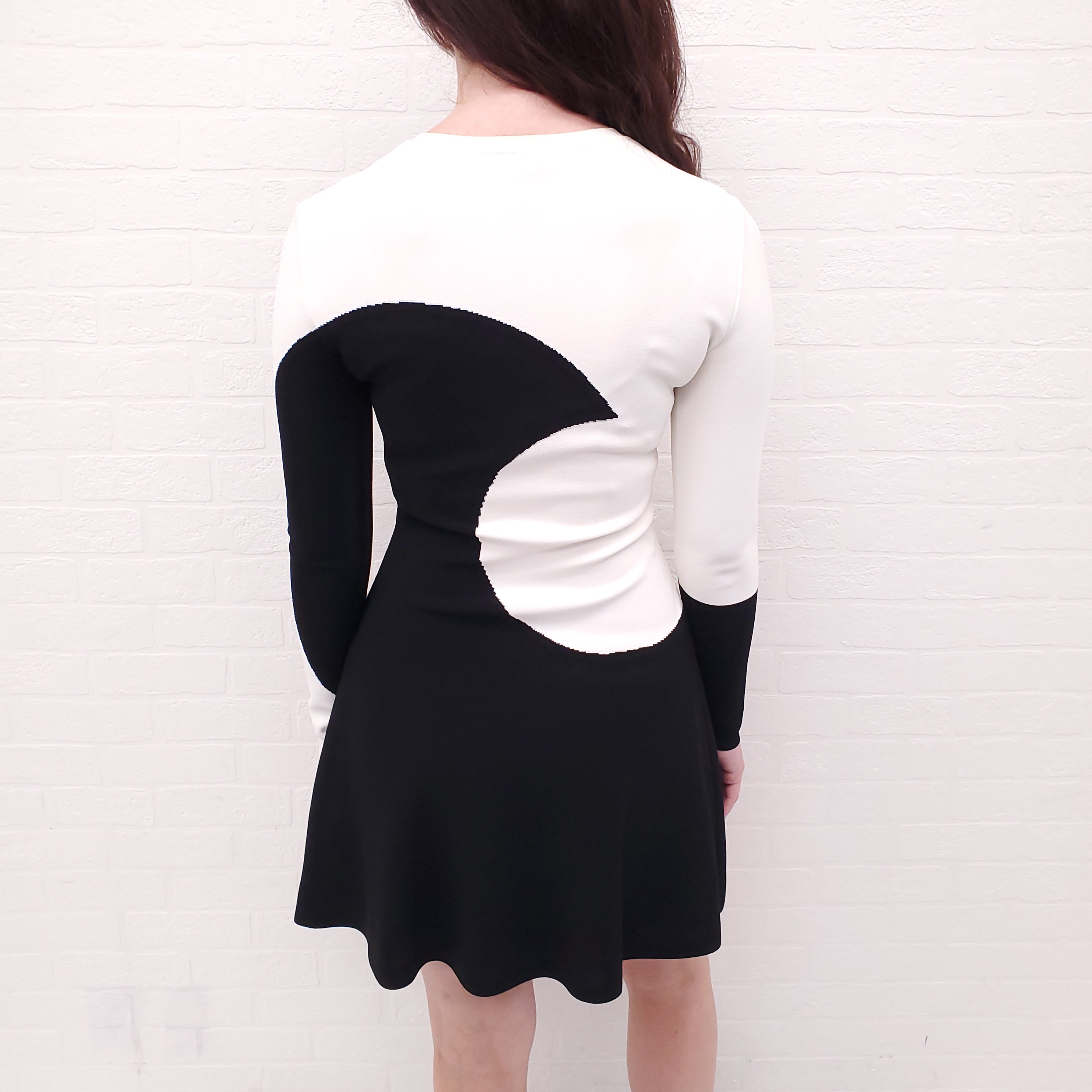 VALENTINO BLACK AND WHITE KNIT DRESS - SIZE S