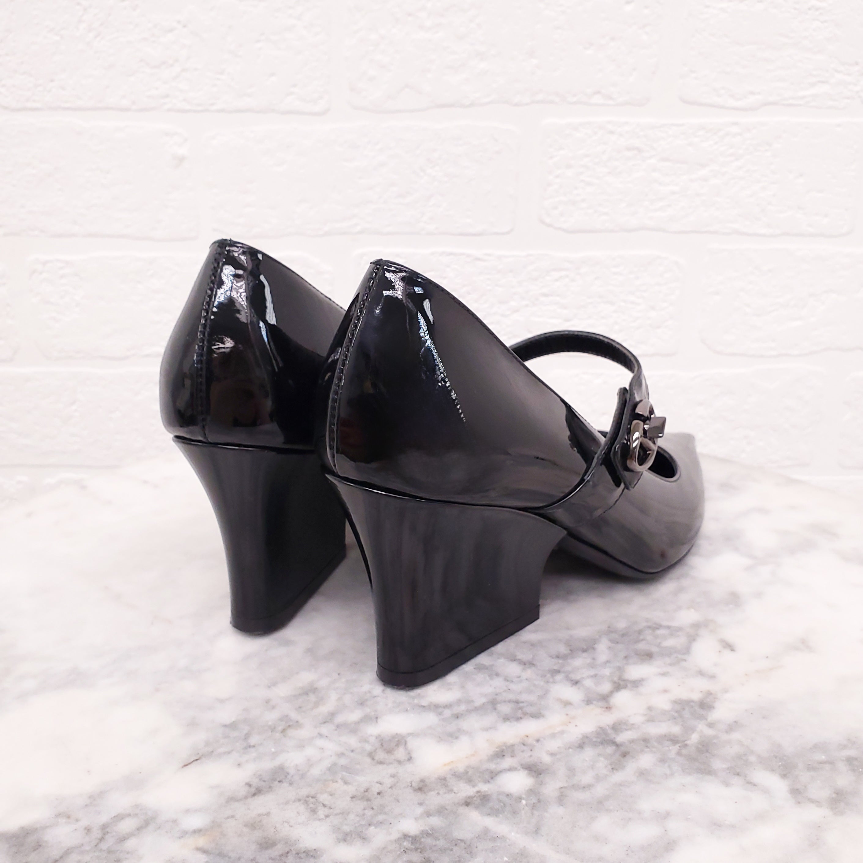 VALENTINO BLACK PATENT HEELS WITH V LOGO - SIZE 37
