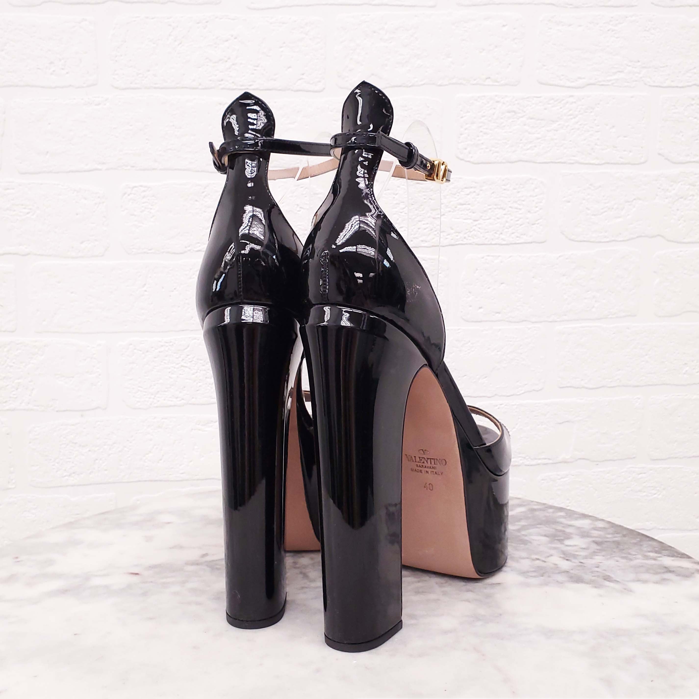VALENTINO BLACK PATENT PEEP TOE 'TAN-GO' PLATFORM HEELS WITH LOGO STRAP - SIZE 40