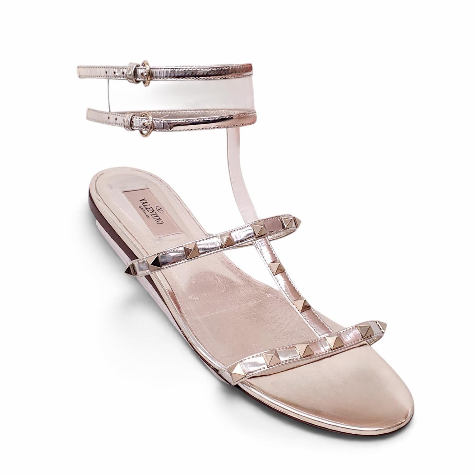 VALENTINO ROCKSTUD GOLD SANDALS WITH LUCITE DETAILS - SIZE 40