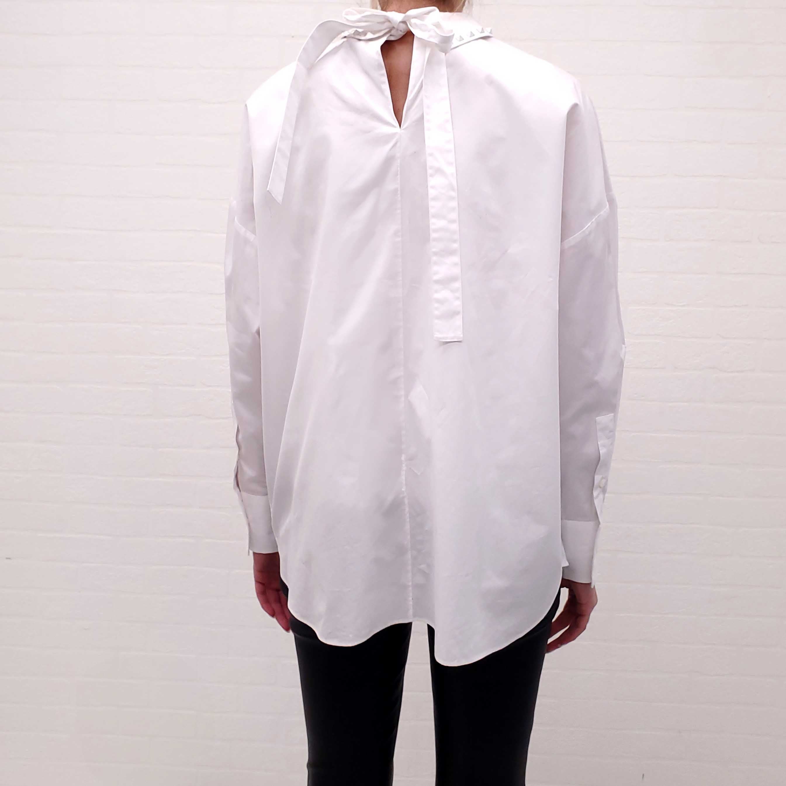 VALENTINO WHITE COTTON BLOUSE WITH ROCKSTUD DETAIL NECKLINE - SIZE 44