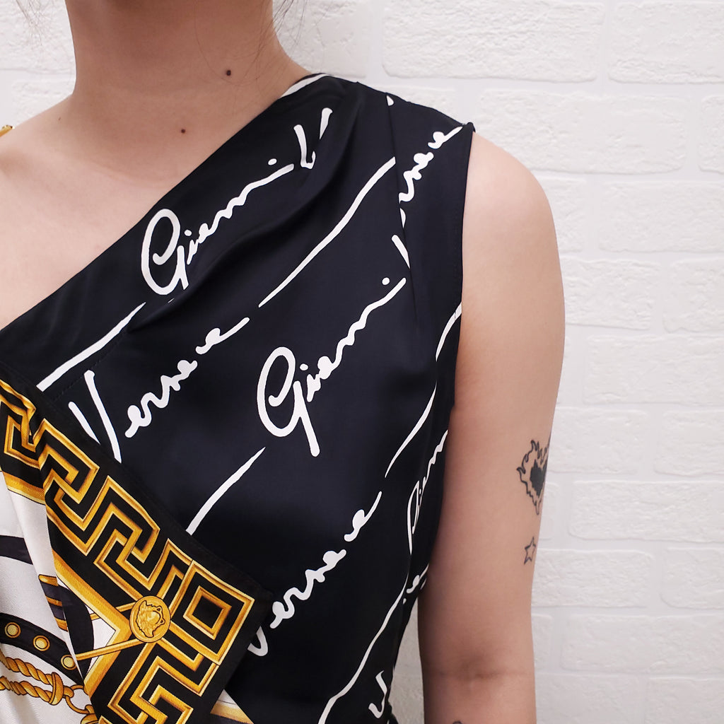 VERSACE PATTERNED BLACK & YELLOW LOGO PLEATED DRESS WITH MEDUSA CHAIN - SIZE 38