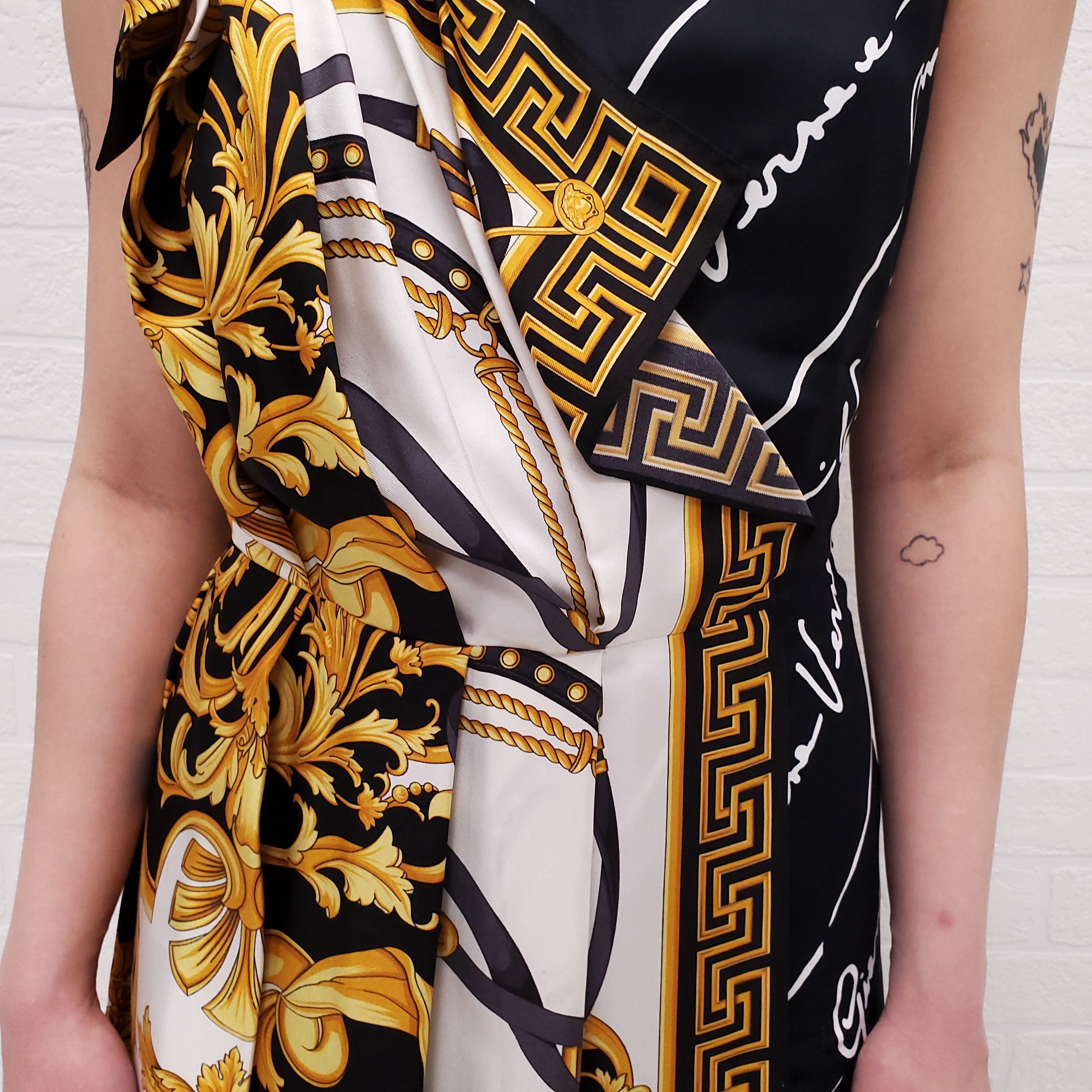 VERSACE PATTERNED BLACK & YELLOW LOGO PLEATED DRESS WITH MEDUSA CHAIN - SIZE 38