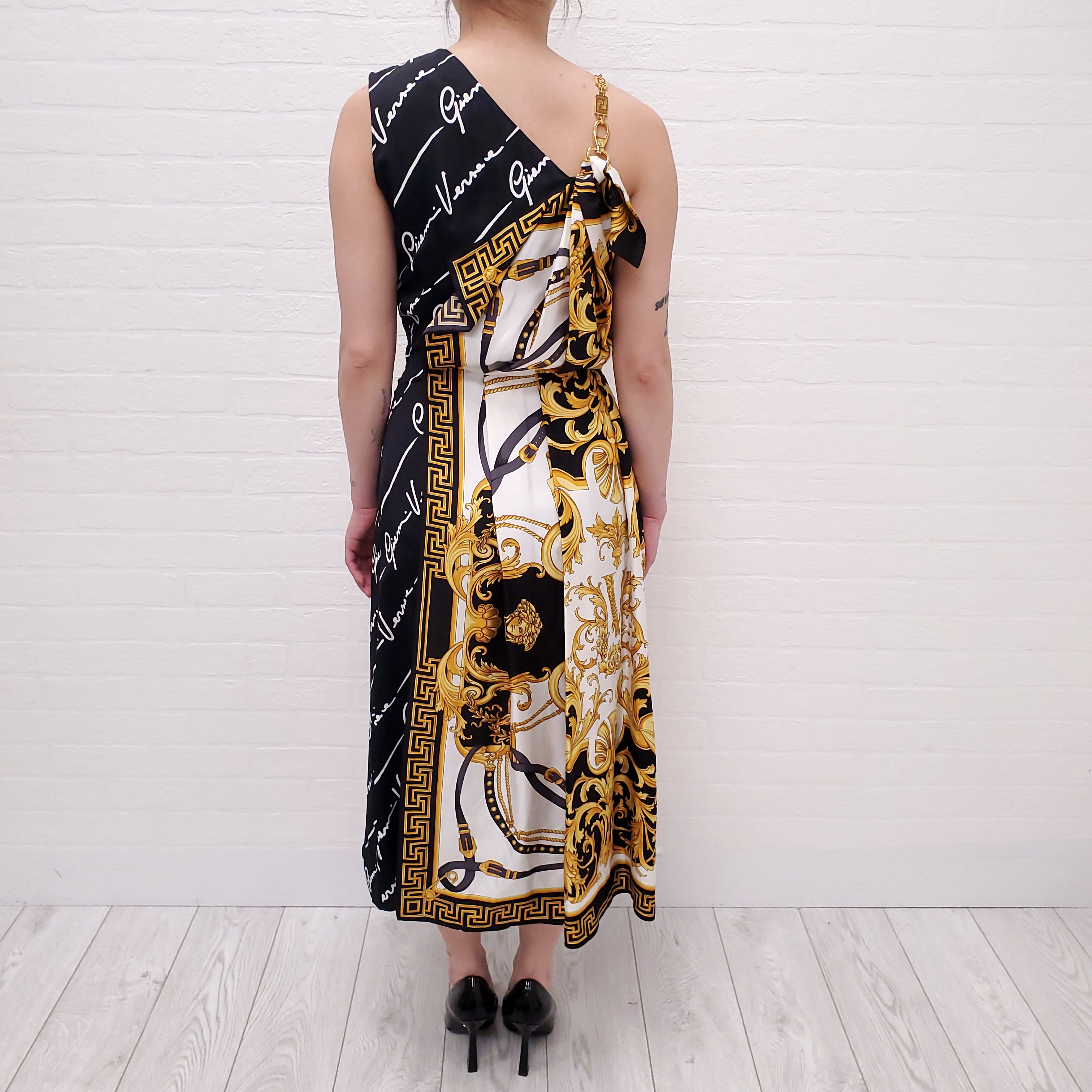 VERSACE PATTERNED BLACK & YELLOW LOGO PLEATED DRESS WITH MEDUSA CHAIN - SIZE 38